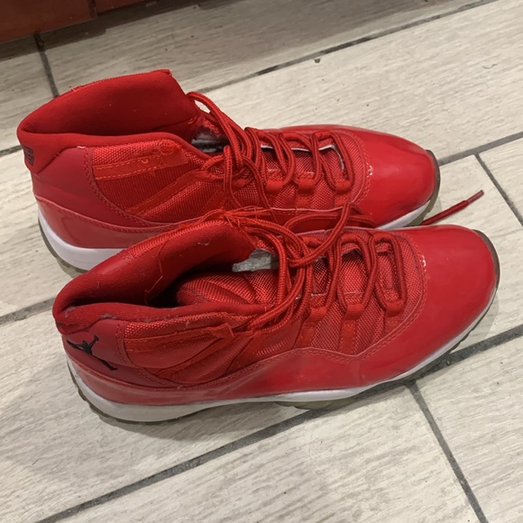 Jordan 11 Reds - Picture 2 of 4
